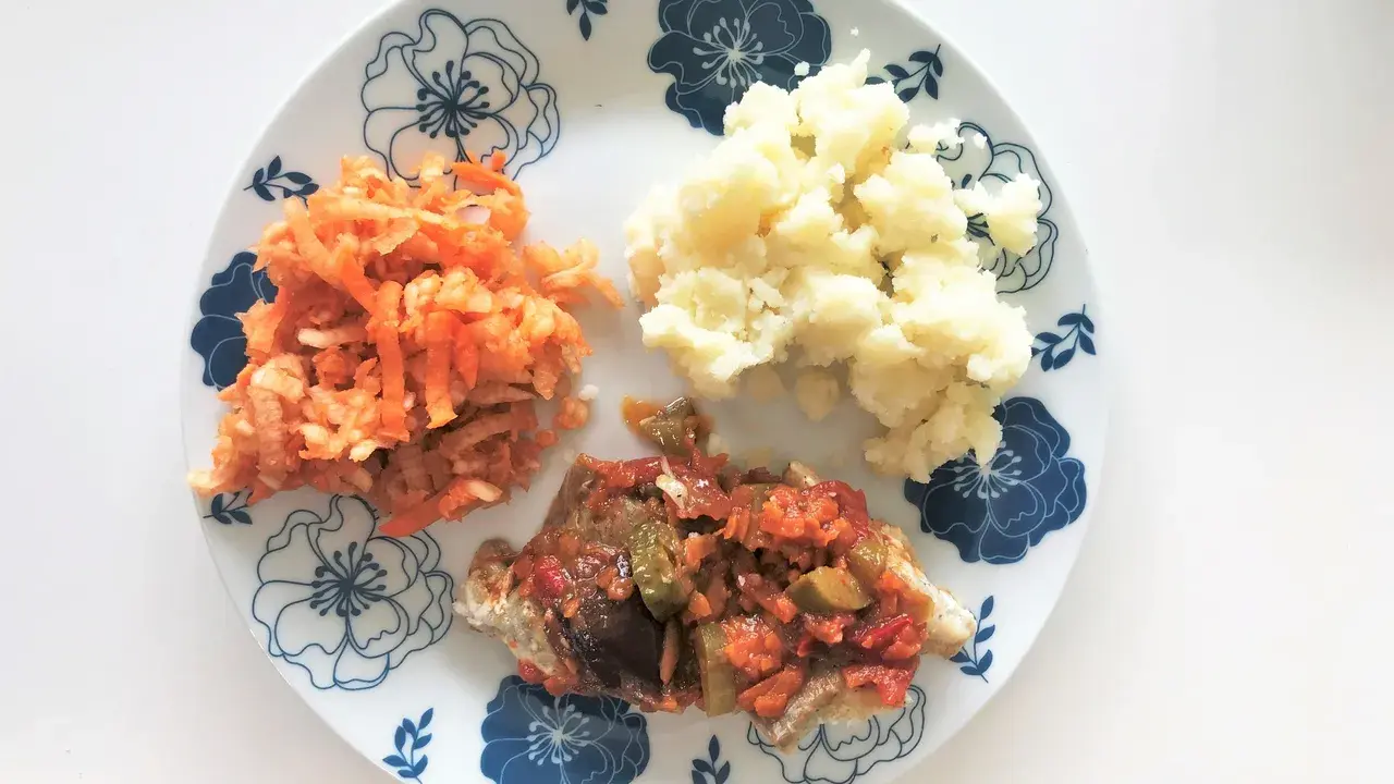 Lekki posiłek po kolonoskopii: ryba w sosie warzywnym, puree ziemniaczane i surówka z marchewki.