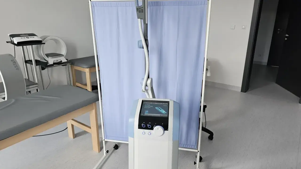 Nowoczesny sprzęt do rehabilitacji: SIS (Super Inductive System) to innowacyjne urządzenie, które pomaga w leczeniu bólu i regeneracji tkanek.