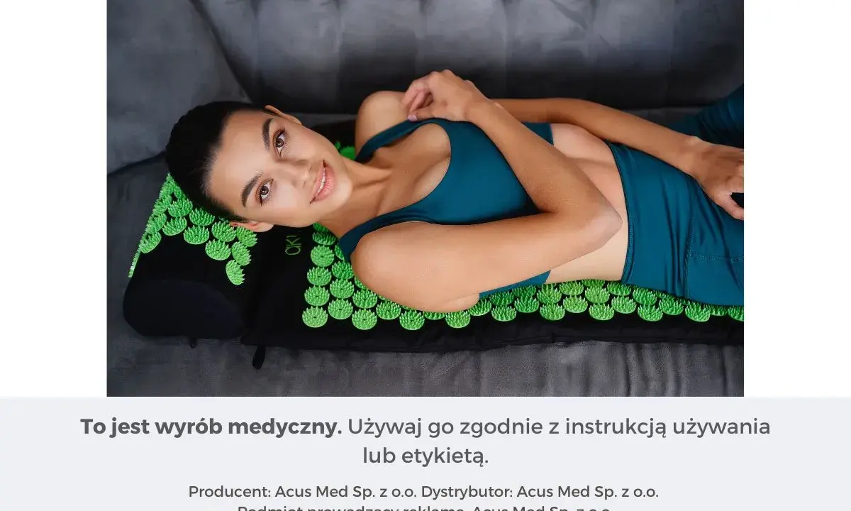 Kobieta leży na macie akupresurowej, która może pomóc w łagodzeniu bólu głowy, gdzie uciskać.