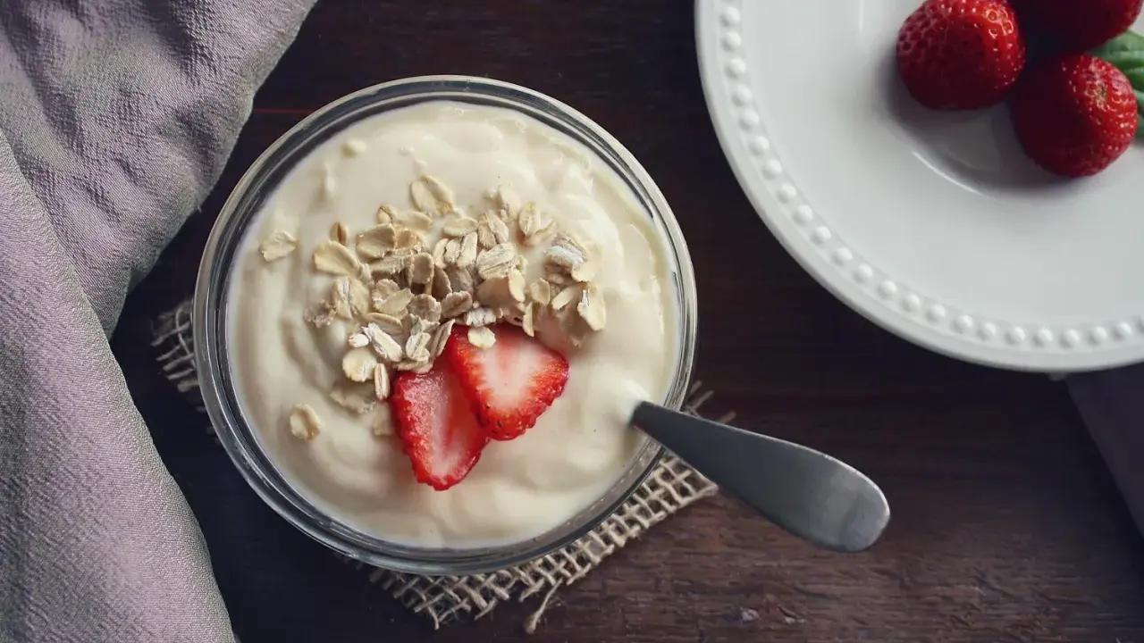 Jogurt z płatkami owsianymi i truskawkami. Idealne jedzenie po wyrwaniu zęba, łagodne i pożywne.