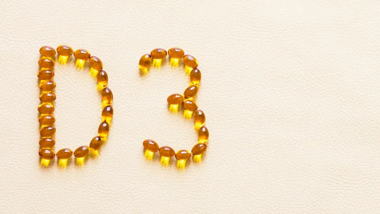Kapsułki z witaminą D3 ułożone w napis "D3", symbolizujące walkę z niedoborem witaminy D.