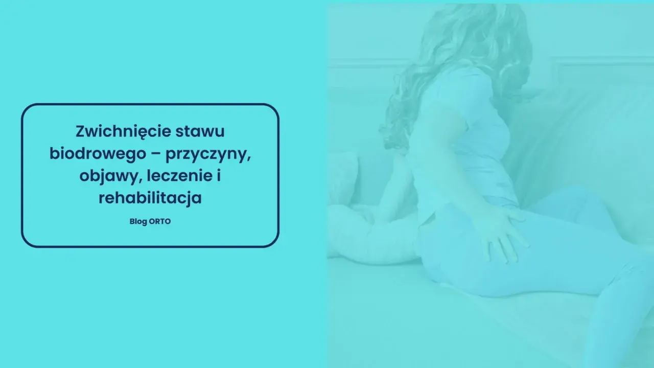 Kobieta trzyma się za biodro, sygnalizując ból. Tekst informuje o przyczynach, skręcenie stawu biodrowego objawy, leczeniu i rehabilitacji.