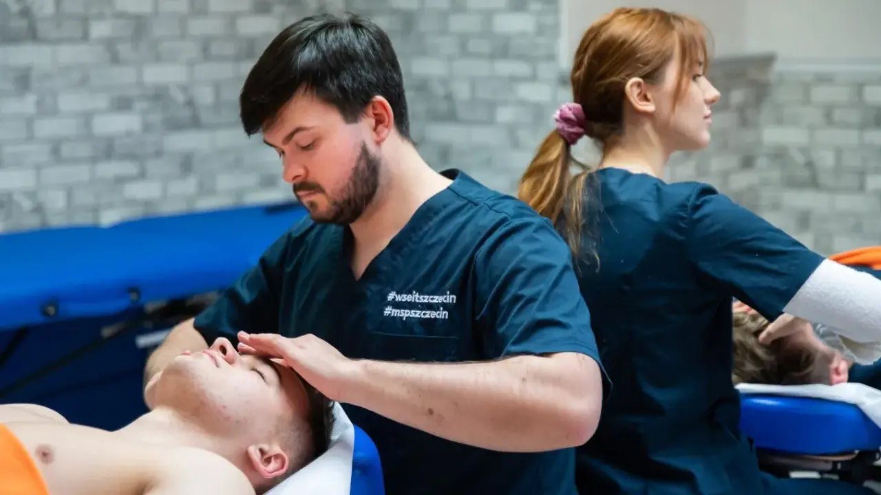 Fizjoterapeuta wykonuje masaż głowy pacjentowi. Studia fizjoterapia ile trwają? To pytanie nurtuje wielu przyszłych specjalistów.