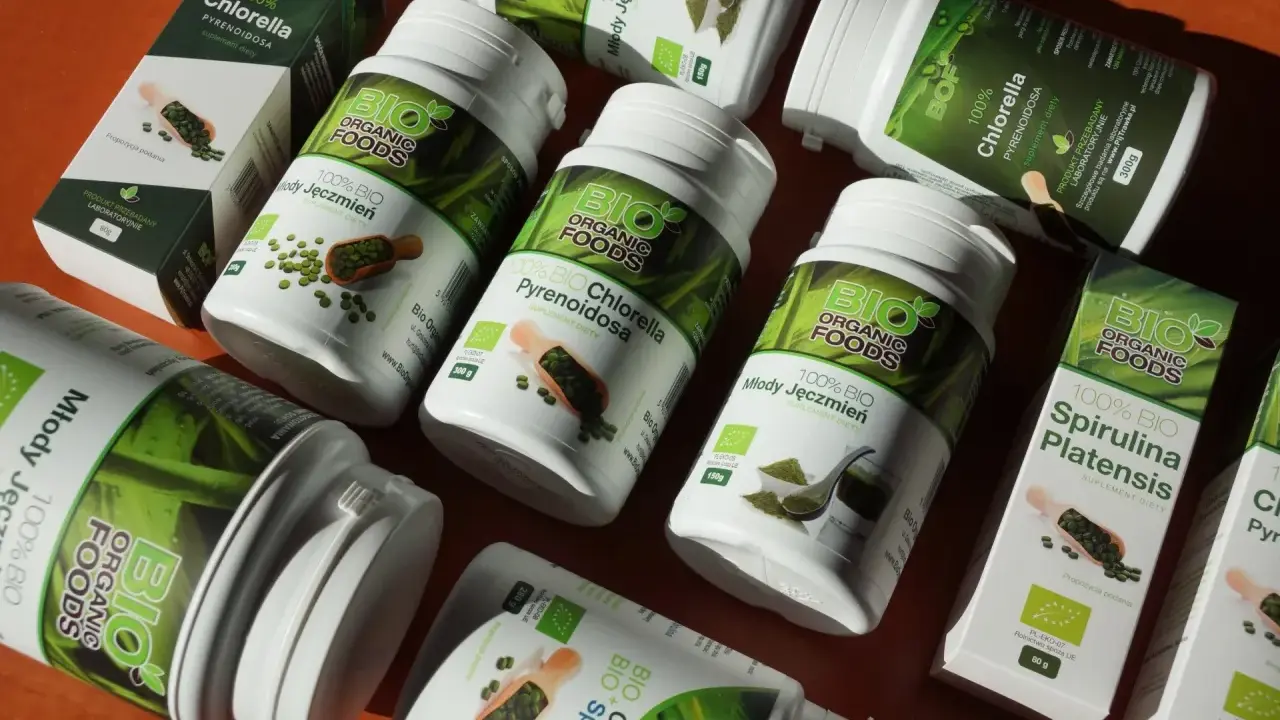 Słoiki i pudełka z produktami **spirulina i chlorella** od Bio Organic Foods. Zielone suplementy diety w proszku i tabletkach.