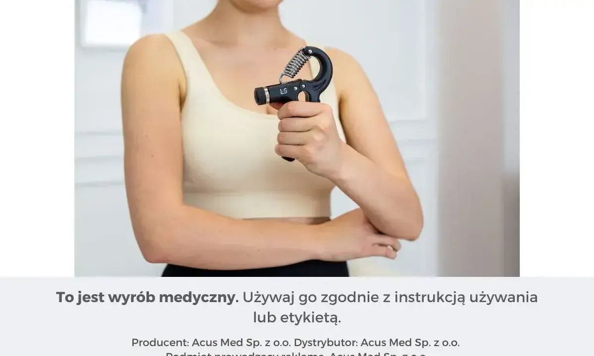Kobieta ćwiczy chwyt dłoni przyrządem do kinezyterapii, wzmacniając mięśnie przedramienia.
