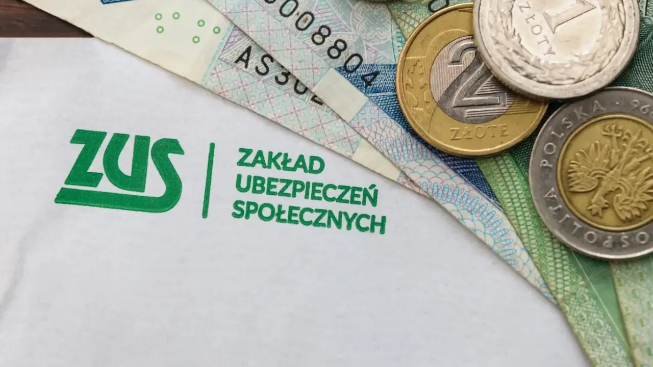 ZUS i polskie złotówki. Może to symbolizować za późno złożony wniosek o świadczenie rehabilitacyjne, który może wpłynąć na finanse.