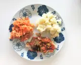 Lekki posiłek po kolonoskopii: ryba w sosie warzywnym, puree ziemniaczane i surówka z marchewki.