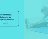 Kobieta ćwiczy, wykonując rozciąganie. To ważny element rehabilitacji po endoprotezie kolana.
