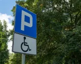 Znak informuje o miejscu parkingowym dla osób z niepełnosprawnościami. To stopień umiarkowany, co się należy.