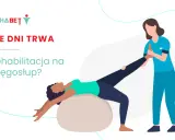 Rehabilitacja kręgosłupa lędźwiowego: fizjoterapeuta pomaga pacjentce w ćwiczeniach na piłce.