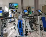 Sala rehabilitacji kardiologicznej z bieżniami i rowerami stacjonarnymi. Tu znajdziesz najlepszą rehabilitację kardiologiczną.