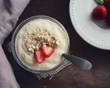Jogurt z płatkami owsianymi i truskawkami. Idealne jedzenie po wyrwaniu zęba, łagodne i pożywne.