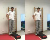 Mężczyzna wykonuje test na mięsień gruszkowaty, stojąc na stopniu.