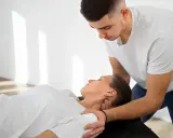 Fizjoterapeuta wykonuje terapię manualną szyi pacjentki. Czy fizjoterapeuta może wystawić receptę? To pytanie nurtuje wielu pacjentów.