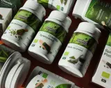 Słoiki i pudełka z produktami **spirulina i chlorella** od Bio Organic Foods. Zielone suplementy diety w proszku i tabletkach.