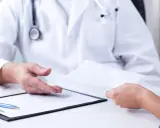 Lekarz przekazuje pacjentowi skierowanie. Szukasz, gdzie najszybciej rehabilitacja NFZ CzęSTOCHOWA?