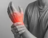 Ból nadgarstka z czerwonym podświetleniem. Rehabilitacja po złamaniu nadgarstka ile trwa?