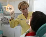 Dentystka w Koninie pomaga pacjentowi, który cierpi gdzie z bólem zęba.
