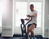 Mężczyzna ćwiczy na rowerze stacjonarnym, który może być dobrym wyborem, jeśli zastanawiasz się, jaki rower stacjonarny do rehabilitacji wybrać.