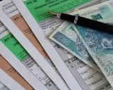 Formularze PIT i polskie banknoty. Czy prywatną rehabilitację można odliczyć od podatku? Pytanie o ulgę rehabilitacyjną.