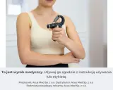 Kobieta ćwiczy chwyt dłoni przyrządem do kinezyterapii, wzmacniając mięśnie przedramienia.
