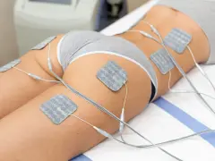 Elektrostymulacja mięśni ud i pośladków za pomocą elektrod. Zabieg poprawiający kondycję i kształtujący sylwetkę.