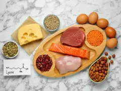 Lizyna co to? Na zdjęciu widać produkty bogate w lizynę: mięso, rybę, jajka, ser, soczewicę, fasolę, orzechy i pestki.
