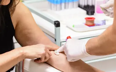 Pobieranie krwi do badań. To standardowa procedura, która pozwala ocenić stan zdrowia.