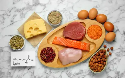 Lizyna co to? Na zdjęciu widać produkty bogate w lizynę: mięso, rybę, jajka, ser, soczewicę, fasolę, orzechy i pestki.