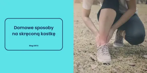 Osoba trzymająca się za czerwoną, bolącą kostkę w butach sportowych.