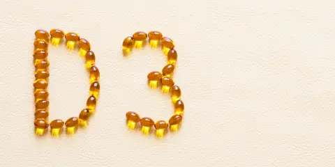 Kapsułki z witaminą D3 ułożone w napis "D3", symbolizujące walkę z niedoborem witaminy D.