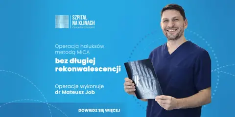 Uśmiechnięty lekarz w granatowym uniformie trzyma prześwietlenie stopy, prezentując, jak wygląda operacja haluksa metodą MICA bez długiej rekonwalescencji.