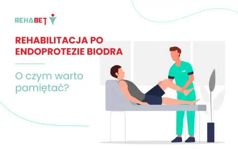 Rehabilitacja po endoprotezie biodra: fizjoterapeuta pomaga pacjentowi w ćwiczeniach.