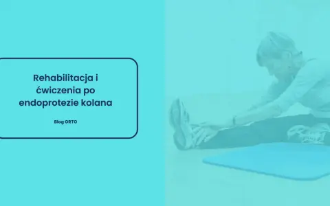 Kobieta ćwiczy, wykonując rozciąganie. To ważny element rehabilitacji po endoprotezie kolana.