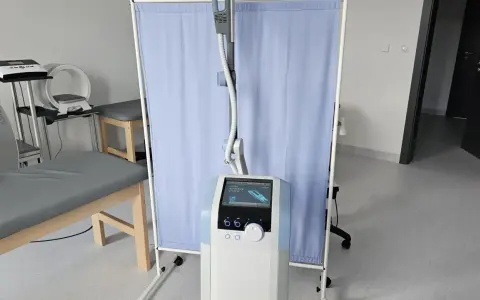 Nowoczesny sprzęt do rehabilitacji: SIS (Super Inductive System) to innowacyjne urządzenie, które pomaga w leczeniu bólu i regeneracji tkanek.