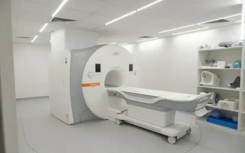 Nowoczesny aparat do rezonansu magnetycznego. Szybkie terminy badań NFZ dostępne w tej placówce.