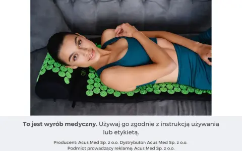 Kobieta leży na macie akupresurowej, która może pomóc w łagodzeniu bólu głowy, gdzie uciskać.