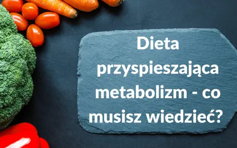 Brokuł, marchewki i pomidorki na czarnym tle. Na kamiennej tablicy napis: "Dieta przyspieszająca metabolizm - co musisz wiedzieć?".
