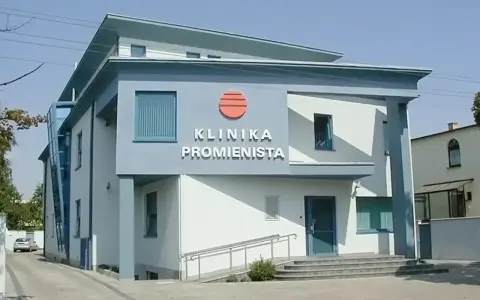 Nowoczesny budynek kliniki "Klinika Promienista" w Poznaniu.