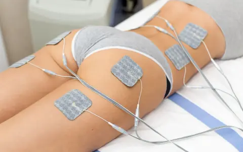 Elektrostymulacja mięśni ud i pośladków za pomocą elektrod. Zabieg poprawiający kondycję i kształtujący sylwetkę.