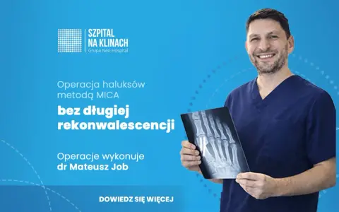 Uśmiechnięty lekarz w granatowym uniformie trzyma prześwietlenie stopy, prezentując, jak wygląda operacja haluksa metodą MICA bez długiej rekonwalescencji.
