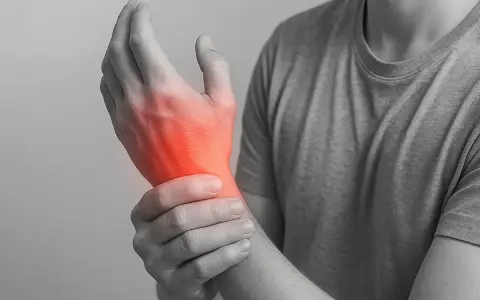 Ból nadgarstka z czerwonym podświetleniem. Rehabilitacja po złamaniu nadgarstka ile trwa?