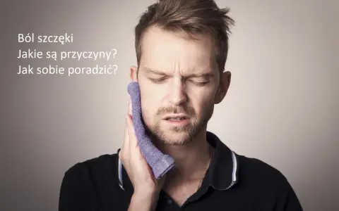 Mężczyzna z bólem szczęki przykłada zimny okład. Tekst informuje o przyczynach i sposobach radzenia sobie z tym problemem.