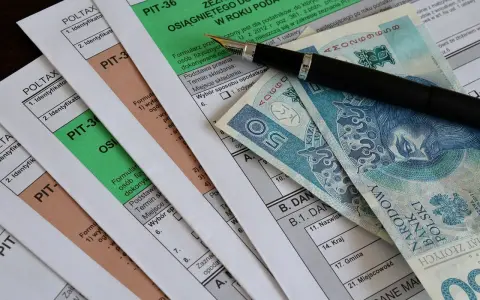 Formularze PIT i polskie banknoty. Czy prywatną rehabilitację można odliczyć od podatku? Pytanie o ulgę rehabilitacyjną.