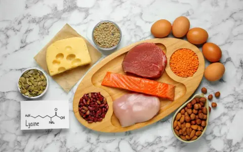 Lizyna co to? Na zdjęciu widać produkty bogate w lizynę: mięso, rybę, jajka, ser, soczewicę, fasolę, orzechy i pestki.