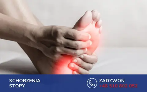 Dłoń uciska bolącą stopę, zaznaczoną czerwonymi plamami bólu.