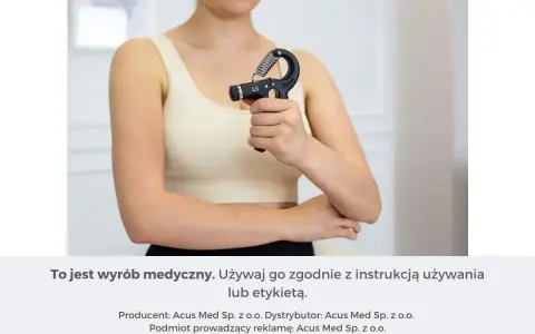 Kobieta ćwiczy chwyt dłoni przyrządem do kinezyterapii, wzmacniając mięśnie przedramienia.