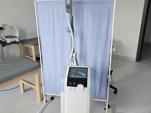 Nowoczesny sprzęt do rehabilitacji: SIS (Super Inductive System) to innowacyjne urządzenie, które pomaga w leczeniu bólu i regeneracji tkanek.