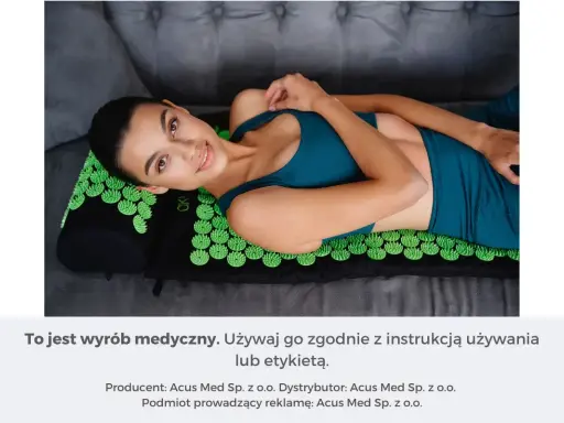 Kobieta leży na macie akupresurowej, która może pomóc w łagodzeniu bólu głowy, gdzie uciskać.