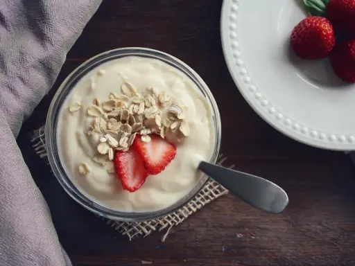 Jogurt z płatkami owsianymi i truskawkami. Idealne jedzenie po wyrwaniu zęba, łagodne i pożywne.